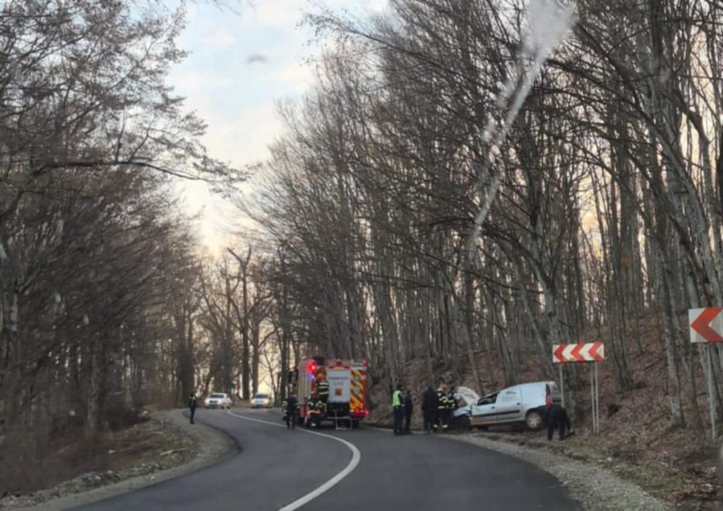 Accident grav pe DN 67D, un șofer a ajuns la spital