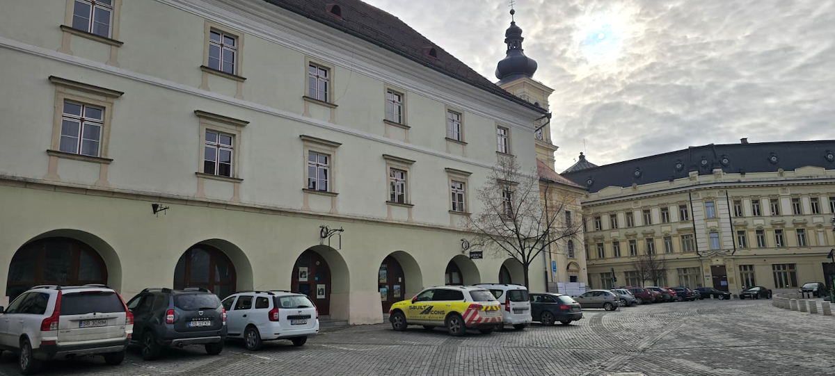 Crește numărul mașinilor în Piața Mică, deși zona este pietonală