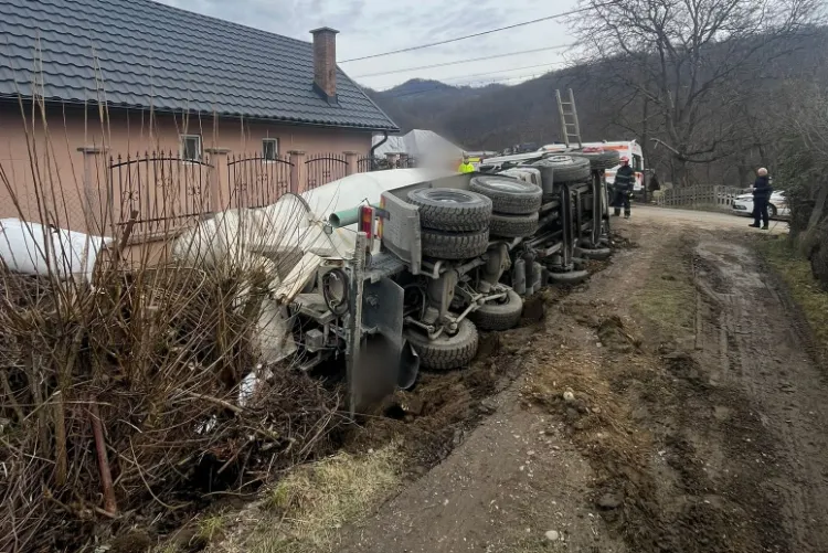 Accident rutier în Chiuiești: o autobasculantă s-a răsturnat