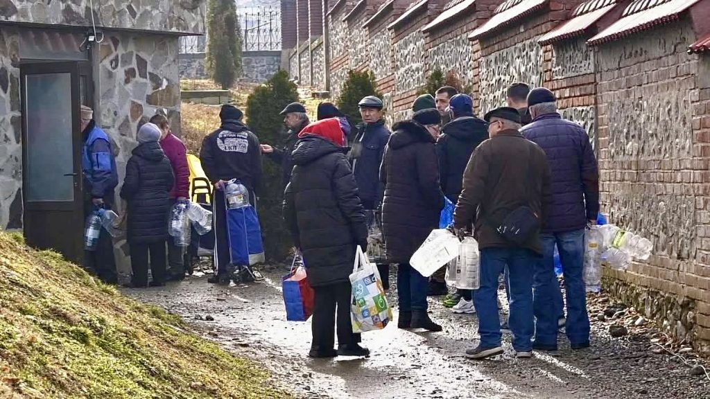 Controverse în Consiliul Local Curtea de Argeș privind apă pentru persoanele cu nevoi speciale