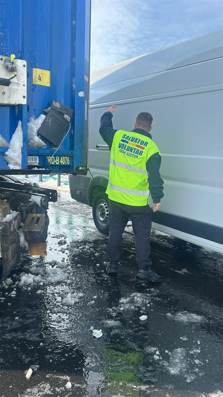 Ambulanțierii din Galați salvează viața unui șofer de TIR pe autostrada A7