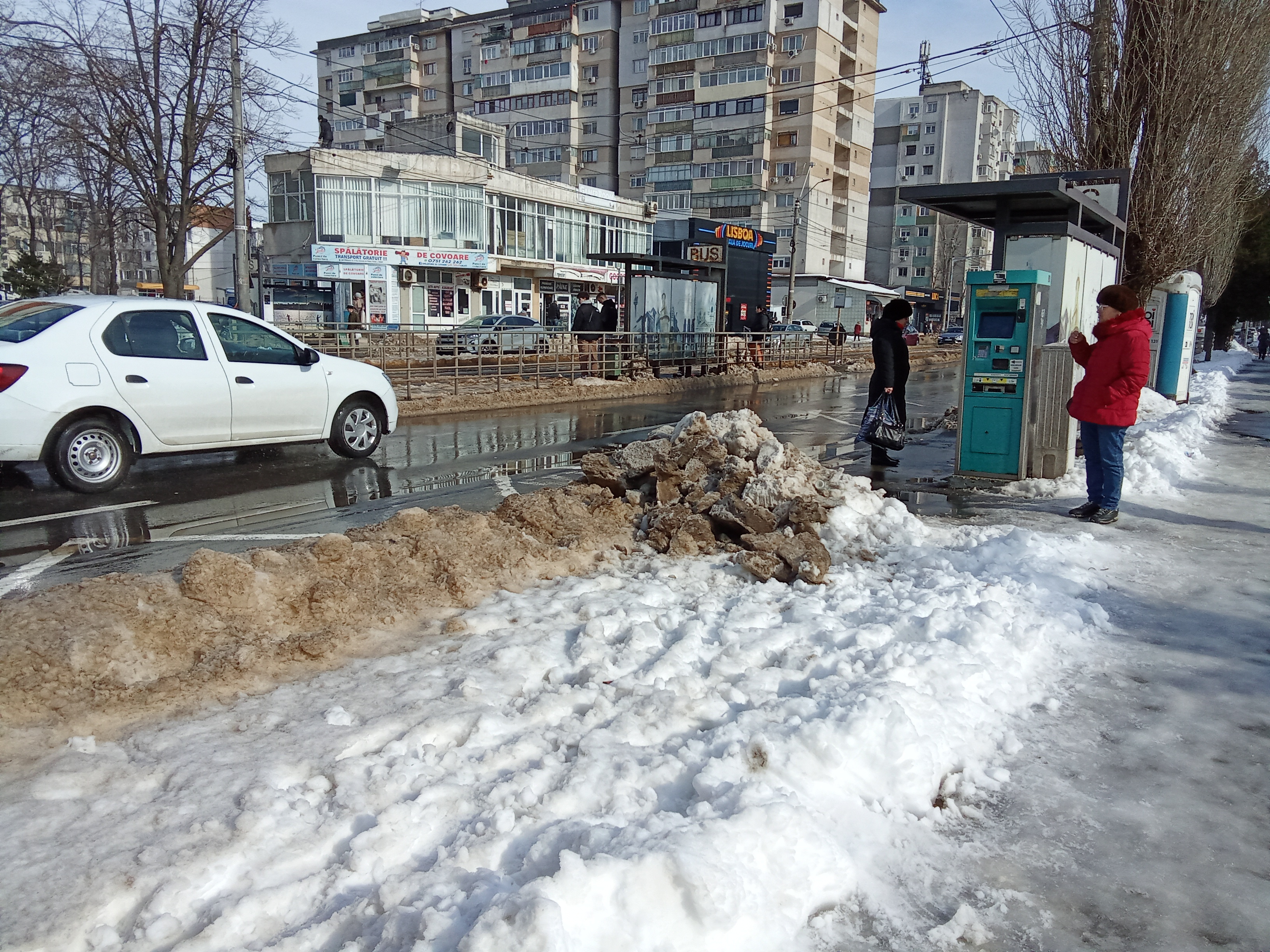 Deszăpezire eficientă în Galați: 90 de muncitori și 50 de utilaje mobilizate