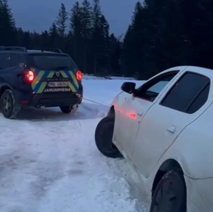 Jandarmii montani intervine pentru salvarea tinerilor blocați în zăpadă la Soveja