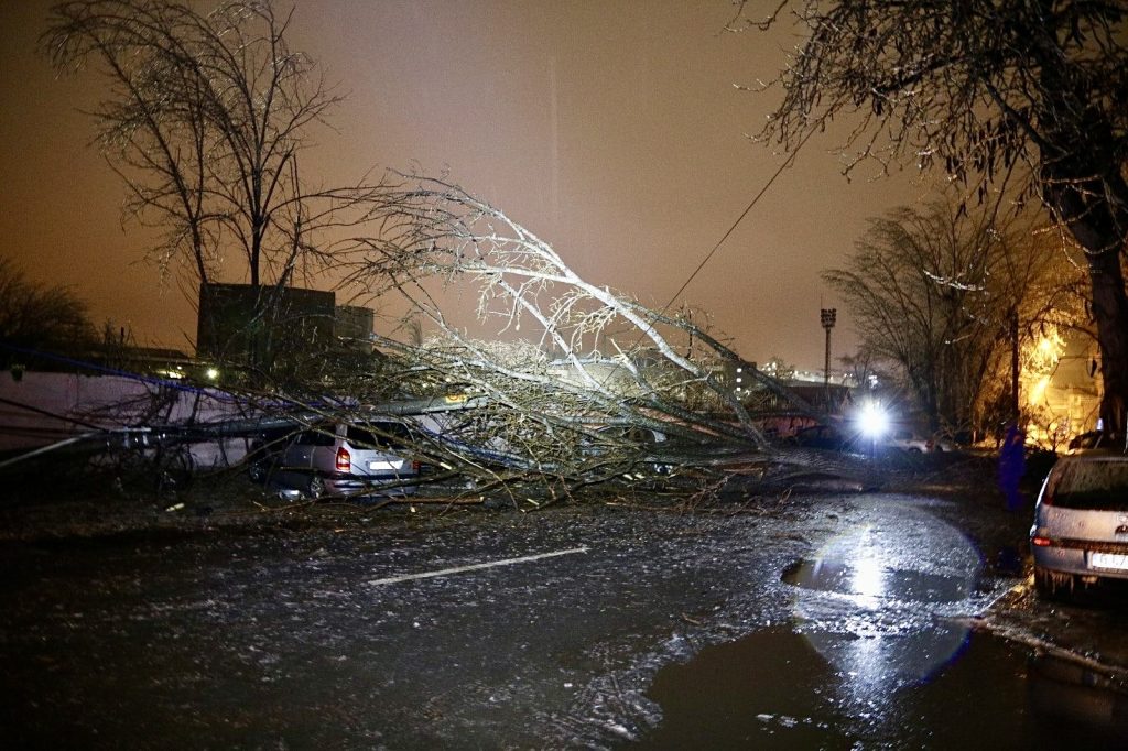Cod galben de vânt și ninsoare în județul Argeș