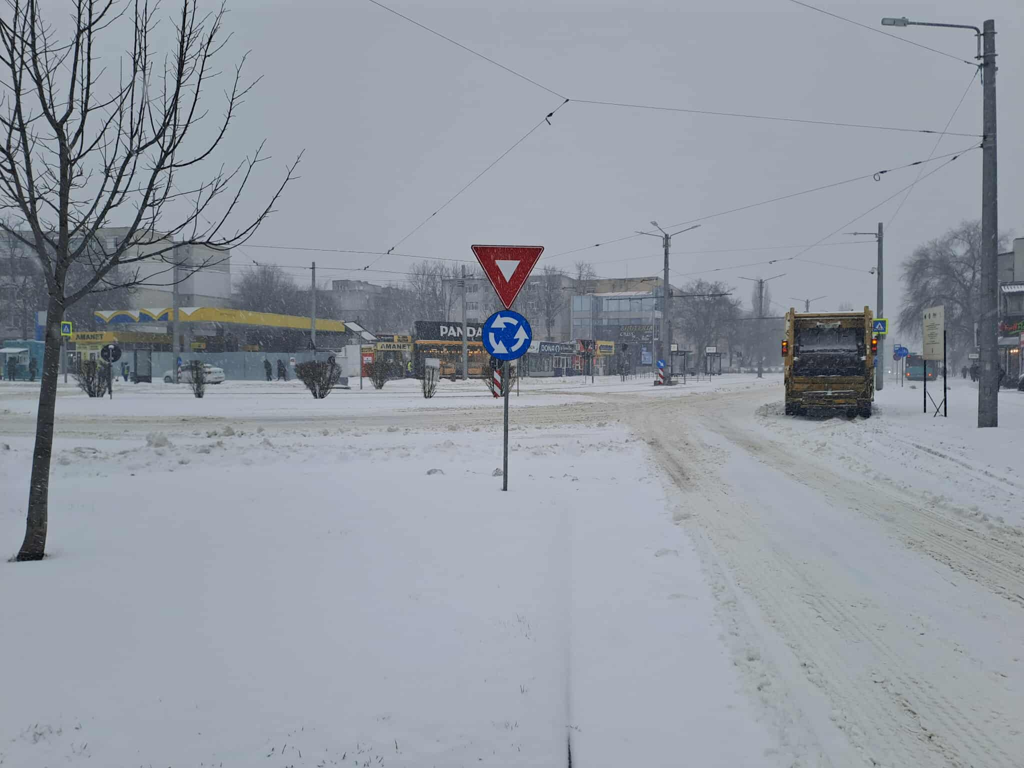 Galați: Viscolul îngreunează intervențiile, drumurile rămân închise