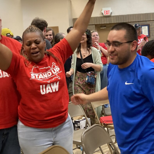 Într-un vot istoric, muncitorii de la Volkswagen din Tennessee obțin primul contract sindical