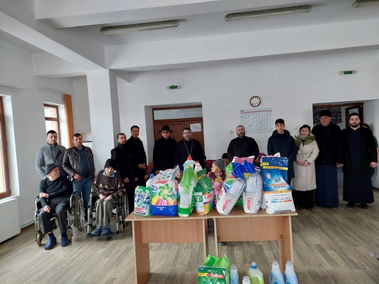Preoți și tineri din parohii oferă ajutor vârstnicilor de la centrul „Stejarul”