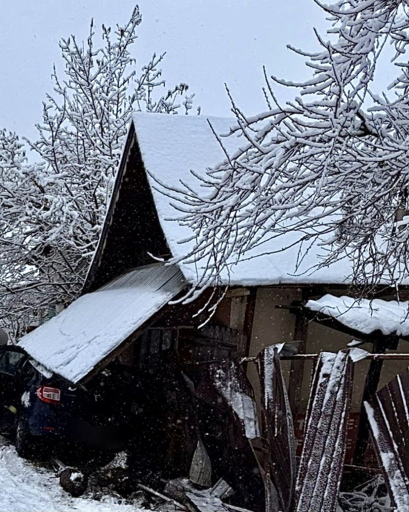 Accident rutier în Coșești: un autoturism a ieșit de pe șosea