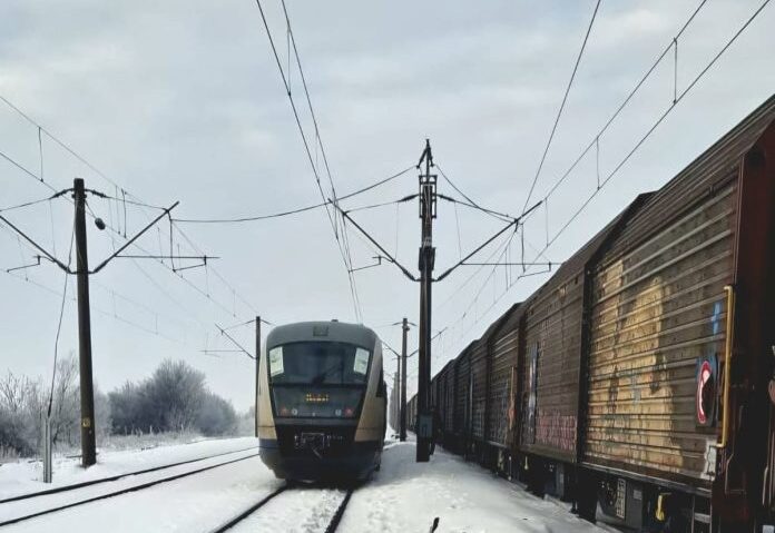 Traficul feroviar și aerian din capitală, afectat de ninsoare și viscol