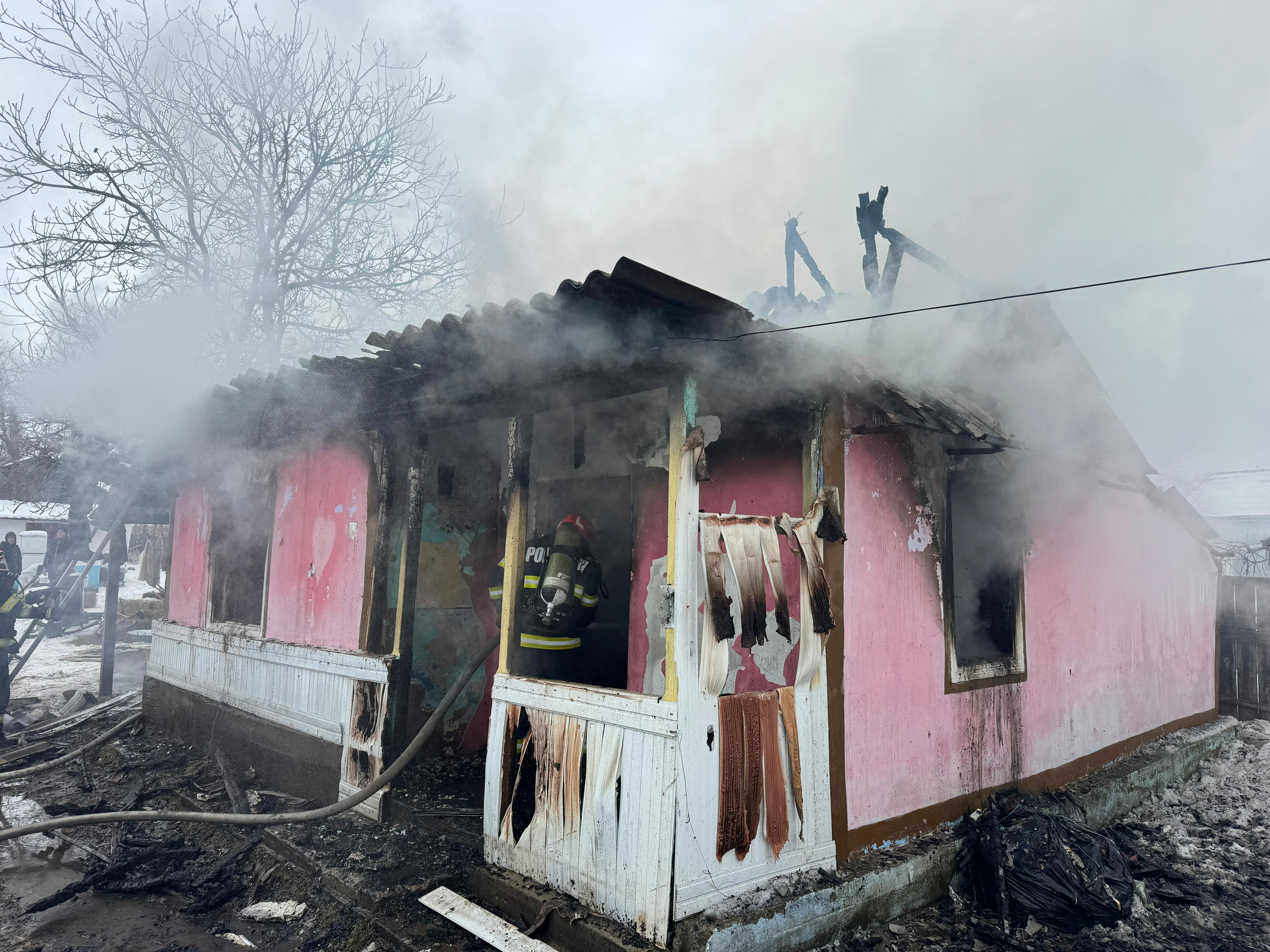 Incendiu devastator într-o casă din Poiana, comuna Vorona