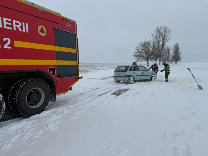 Intervenții în vreme de ninsoare în șapte județe și București