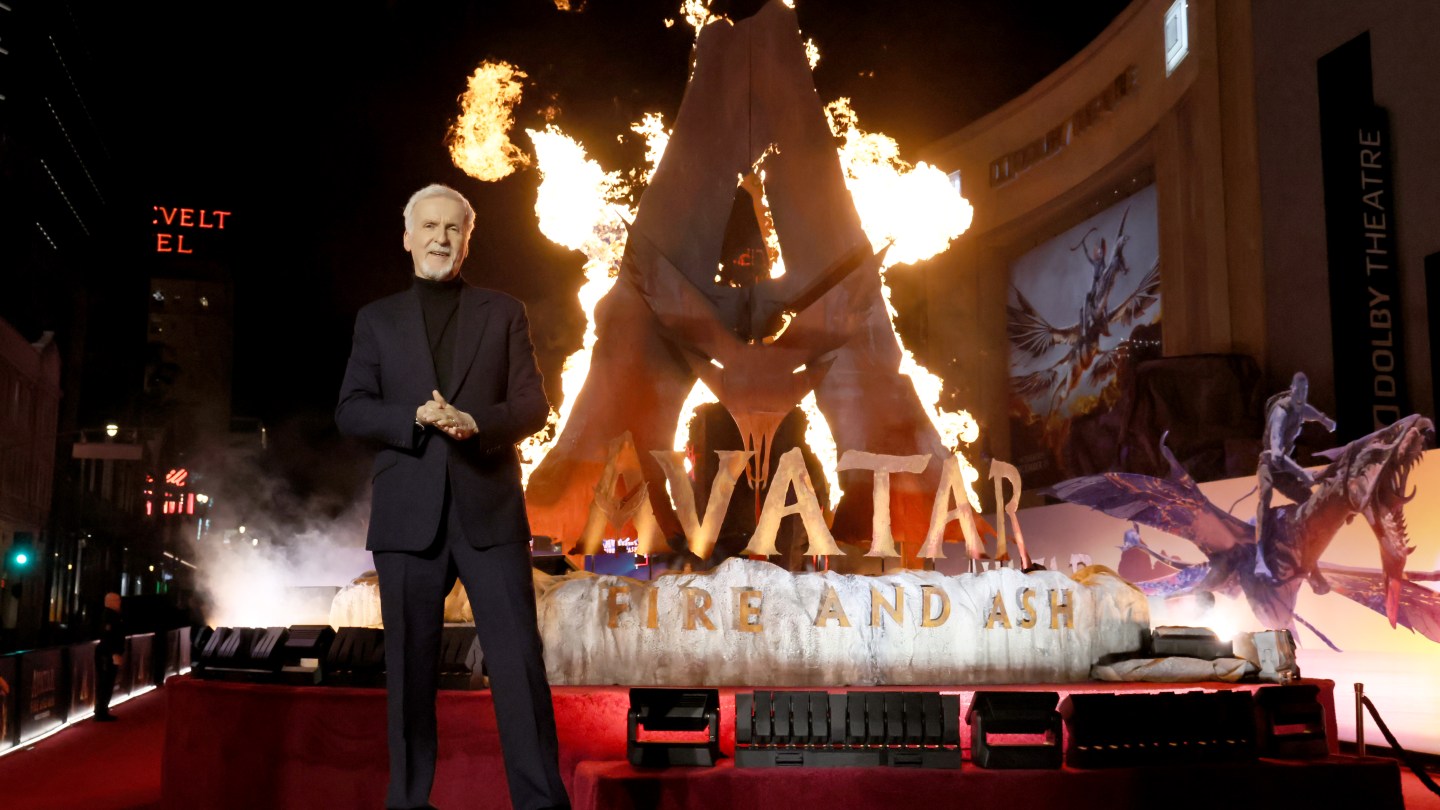 James Cameron trage un semnal de alarmă privind acordul Netflix-Warner Bros.