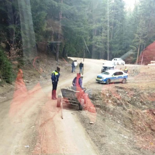 Un bărbat în vârstă de 66 de ani din Vintileasca a intrat în stop cardio rspirator după ce a fost prins sub o căruță. Echipajul SAJ solicitat pentru intervenție.