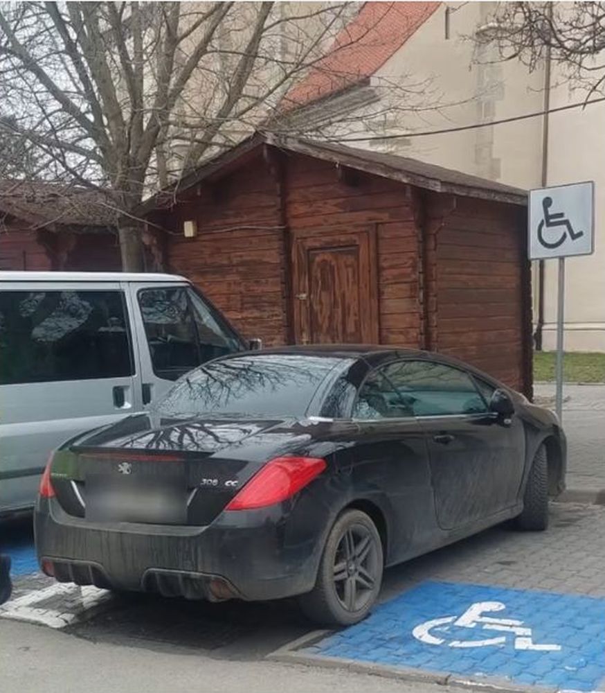 Conducător auto ignoră marcajul pentru persoanele cu dizabilități în Bistrița