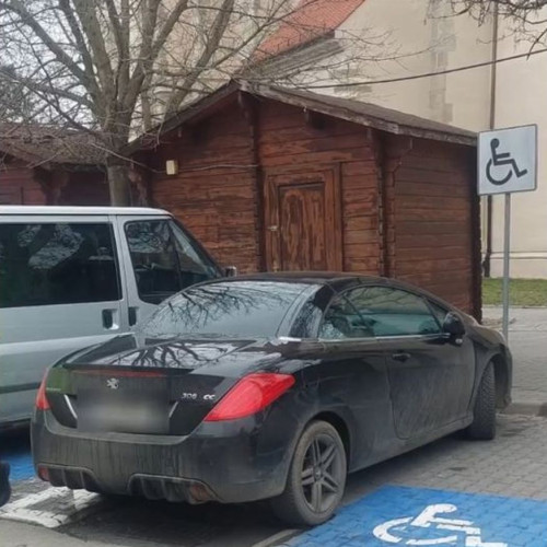 Conducător auto ignoră marcajul pentru persoanele cu dizabilități în Bistrița