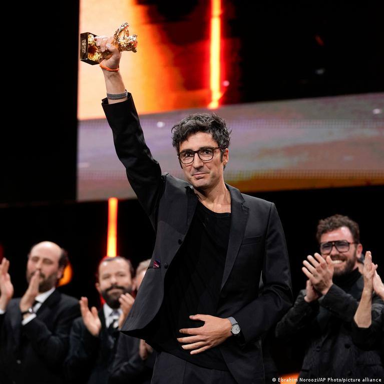 Ilker Çatak câștigă Ursul de Aur la Berlinale cu filmul „Scrisori galbene”