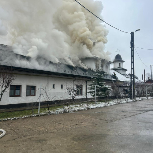 Poliția deschide dosar penal după incendiul de la Mănăstirea Strâmba Jiu