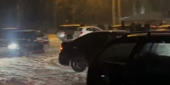 Permisele a 19 șoferi din București, suspendate pentru drifturi pe zăpadă