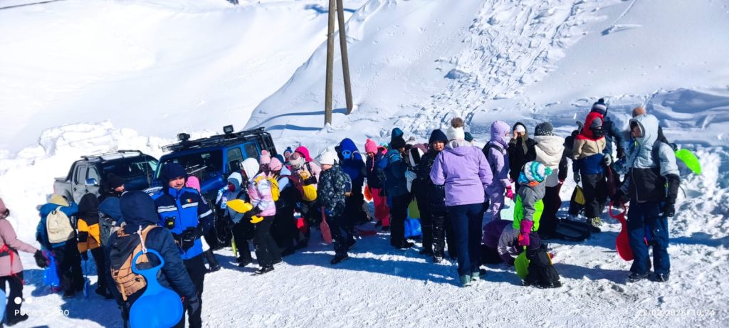 Peste 50 de elevi-cercetași învață despre siguranța montană la Rânca