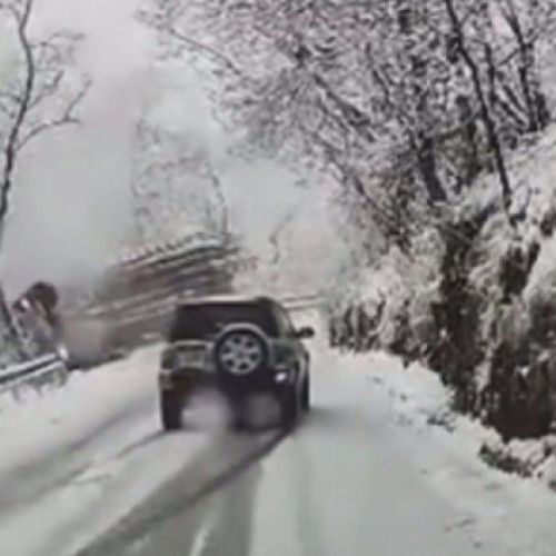 Camionul cu bușteni cade într-o prăpastie pe drumul spre Păltiniș