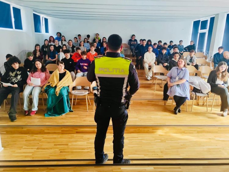 Polițiștii desfășoară activități preventive în școli pentru siguranța elevilor