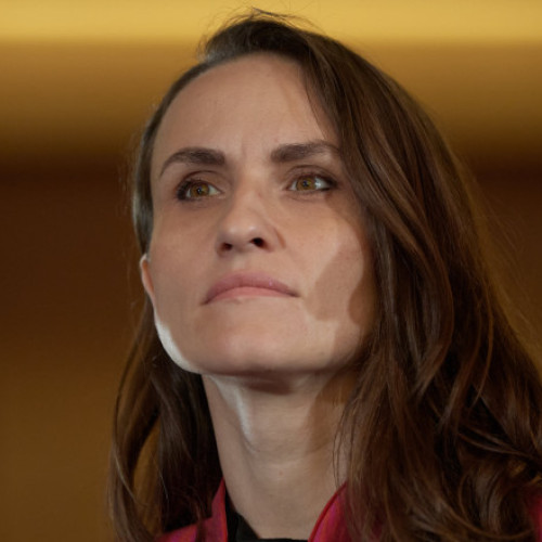 Senatul dezbate o moțiune care contestă politica externă a Oanei Ţoiu