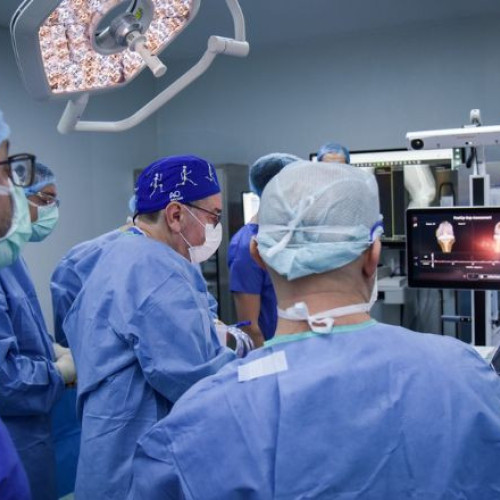 Gonartroza: Intervenția chirurgicală robotizată, o soluție inovatoare pentru pacienți