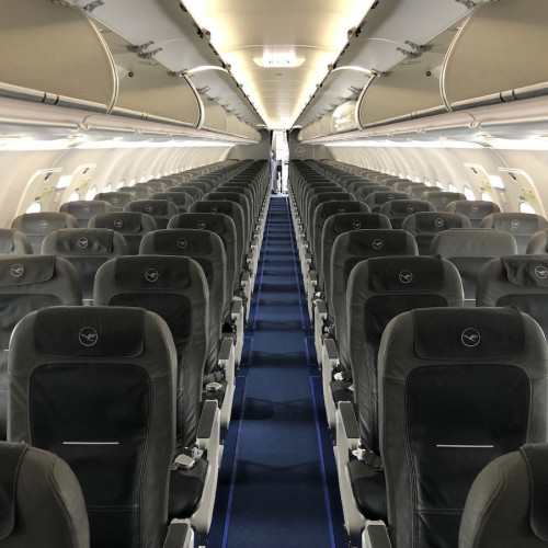 Lufthansa blochează pasagerii pe avion toată noaptea după anularea zborului