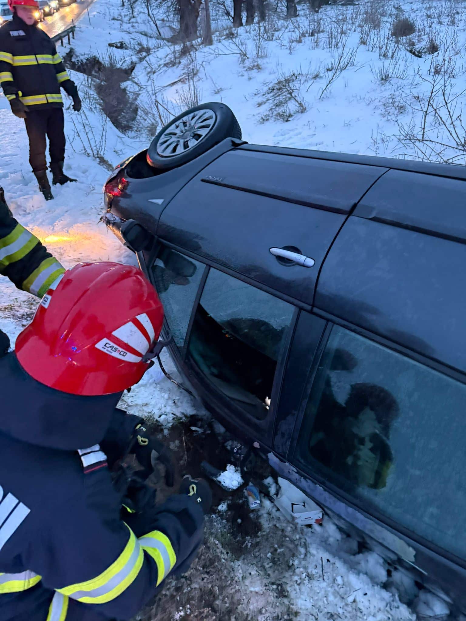 Accident rutier în Tulcea: o victimă încarcerată, salvată de pompieri