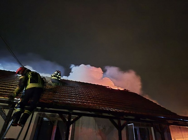 Incendiu devastator la o locuință din Lazuri, mobilizate echipe de intervenție