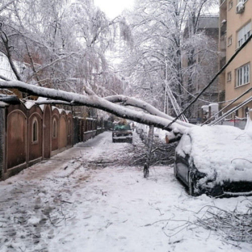 Peste 180 de dosare de daună, deschise din cauza ninsorilor recente