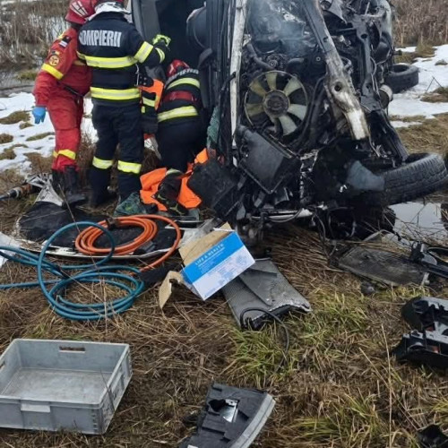 Tânăr MORT într-un accident înfiorător! Alte două persoane au fost rănite. FOTO