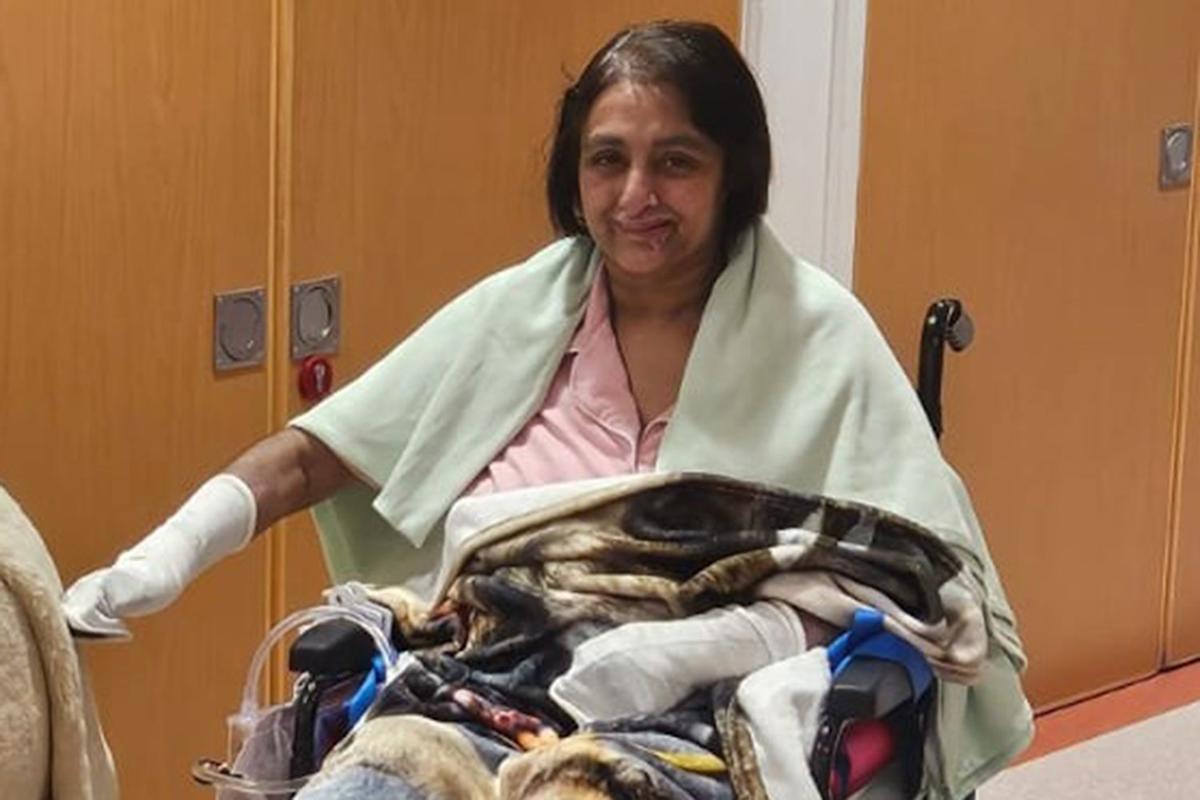 Femeie supusă unei amputații quadruple după ce un sărut de la câinele ei a dus la sepsis