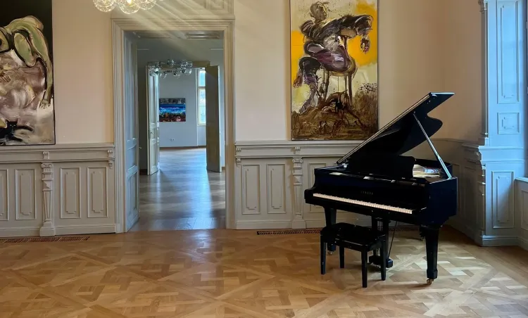 Castelul Bánffy din Răscruci primește un pian cu coadă Yamaha G3