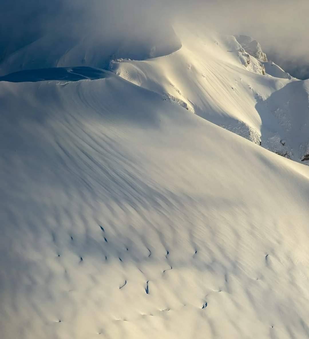 Avertisment privind riscul de avalanșe în Bucegi în următoarele zile