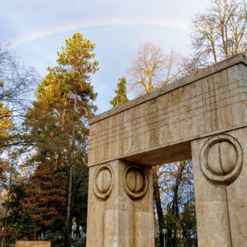 Poliția investighează desprinderea unei bucăți dintr-o bancă de piatră la Târgu Jiu