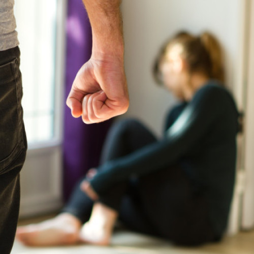 Parlamentul propune 10 zile de concediu plătit pentru victimele violenței domestice