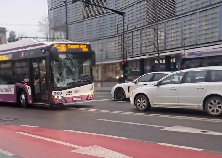 Accident rutier în Cluj-Napoca: Tânăr de 17 ani rănit pe trotinetă