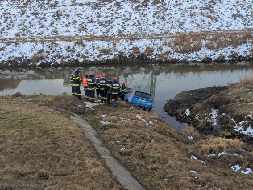 Femeie rănită după ce mașina a căzut în râul Bahlui