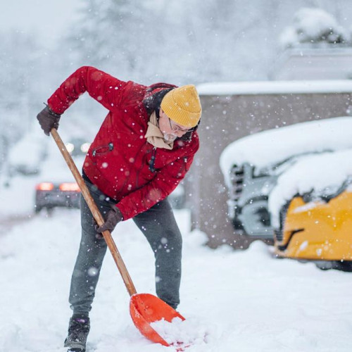 Vârsta surprinzătoare când îndepărtarea zăpezii devine riscantă pentru inimă