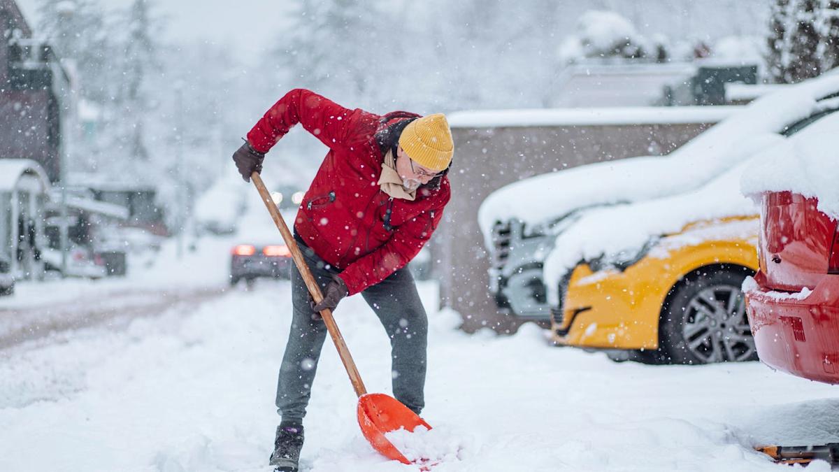 Vârsta surprinzătoare la care deszăpezirea devine riscantă pentru inimă
