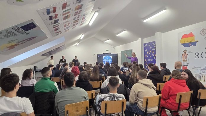 Tinerii din patru țări participă la schimb de experiențe despre democrație în Brănești