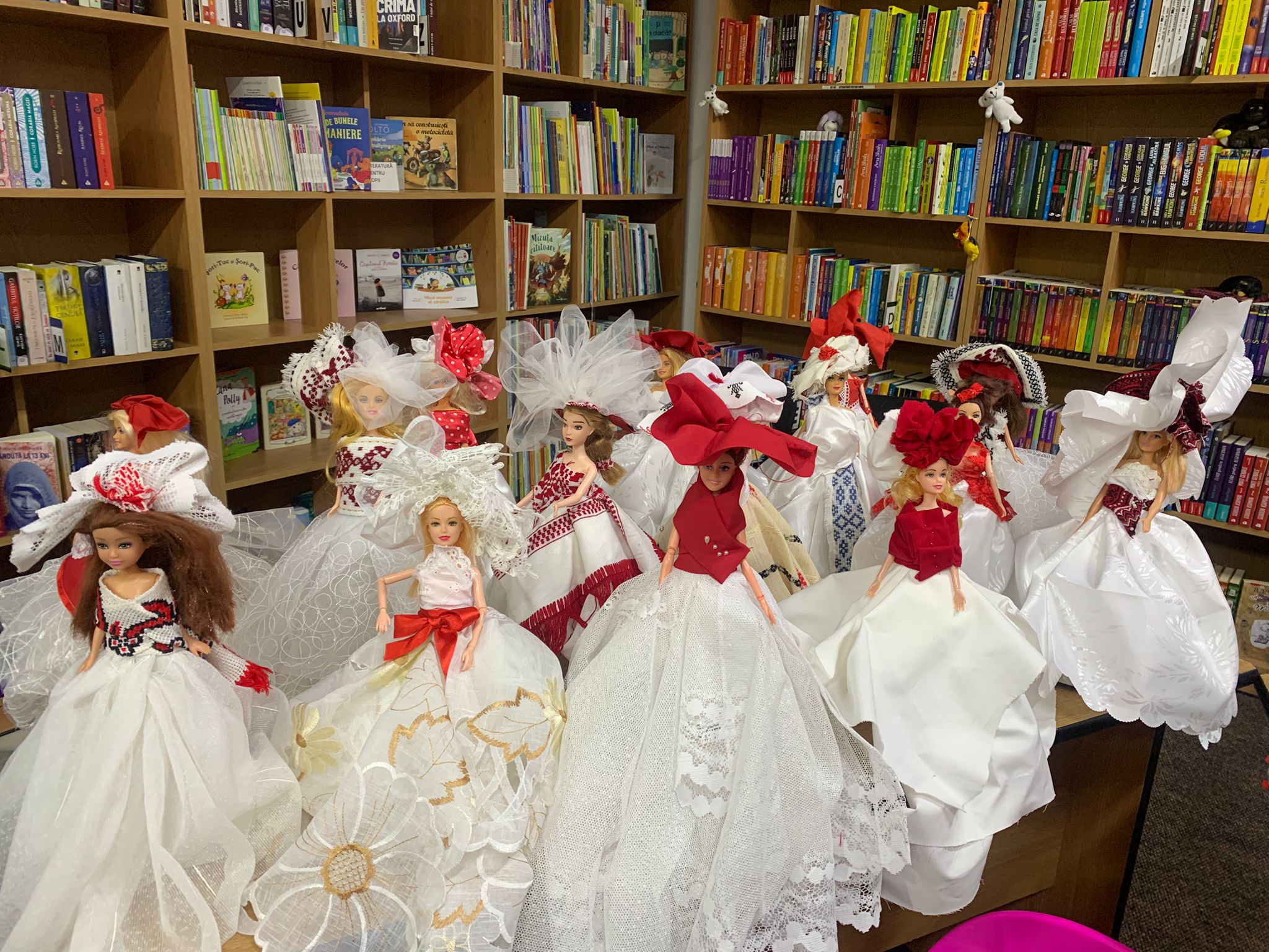 Expoziții dedicate Lunii Femeii la Biblioteca Județeană Botoșani