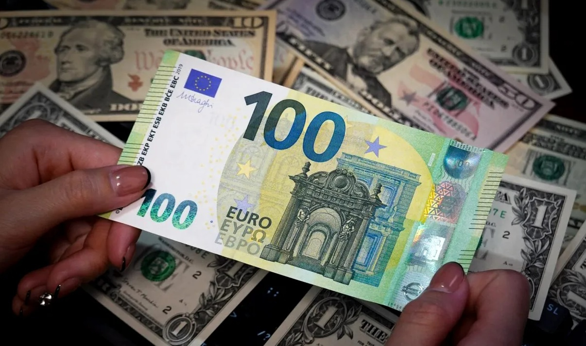 Fluctuațiile valutare: Euro și dolarul în scădere pe piețele internaționale