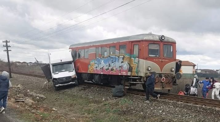 Accident feroviar la Urseni: automotor coliziune cu autocamionetă