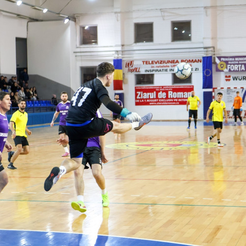 Titanii fotbalului în sală se pregătesc pentru semifinalele Cupei de Iarnă