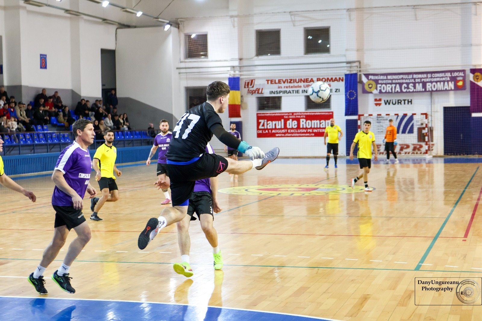 Titanii fotbalului în sală se pregătesc pentru semifinalele Cupei de Iarnă