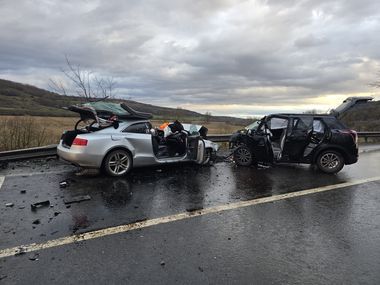 Accident grav pe DN14: Trei persoane încarcerate între Agârbiciu și Șeica Mare