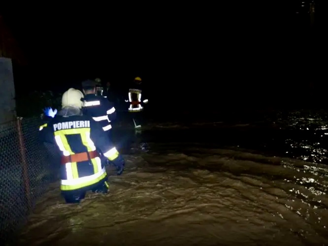 Pompierii intervin pentru evacuarea apei din curțile a două gospodării