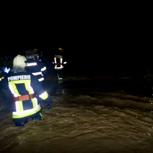 Pompierii intervin pentru evacuarea apei din curțile a două gospodării